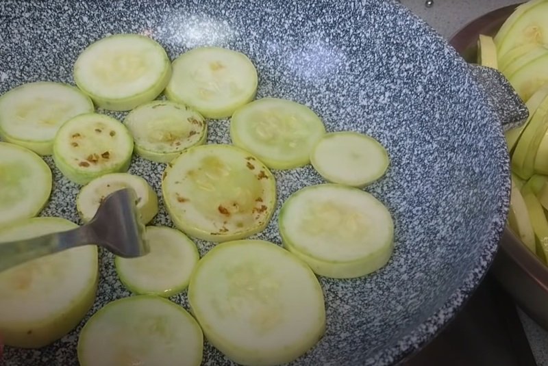 Кабачки жареные на сковороде кружочками рецепт с фото пошагово
