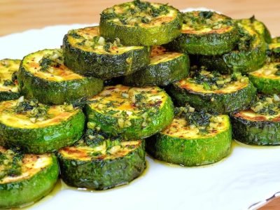 Жареные кабачки с чесноком и зеленью по-испански