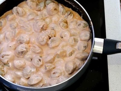 Жареные пельмени в сметане