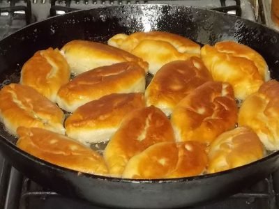 Жареные пирожки с печенью и картошкой