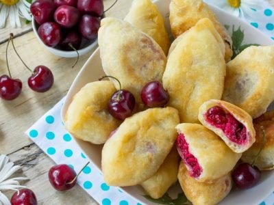 Румяные жареные пирожки с вишней