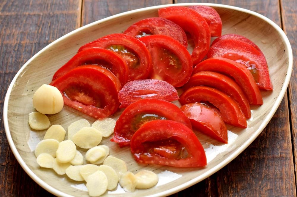 Жареный болгарский перец с томатами и чесноком