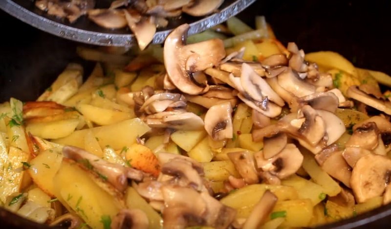 жареный картофель с грибами