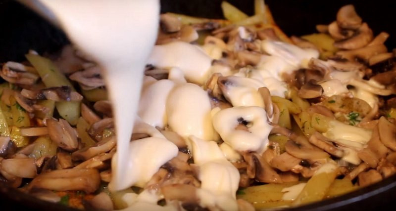 жареный картофель с грибами