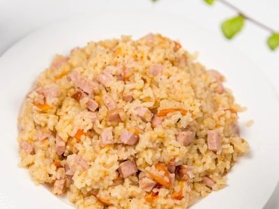 Жареный рис с томатами и ветчиной