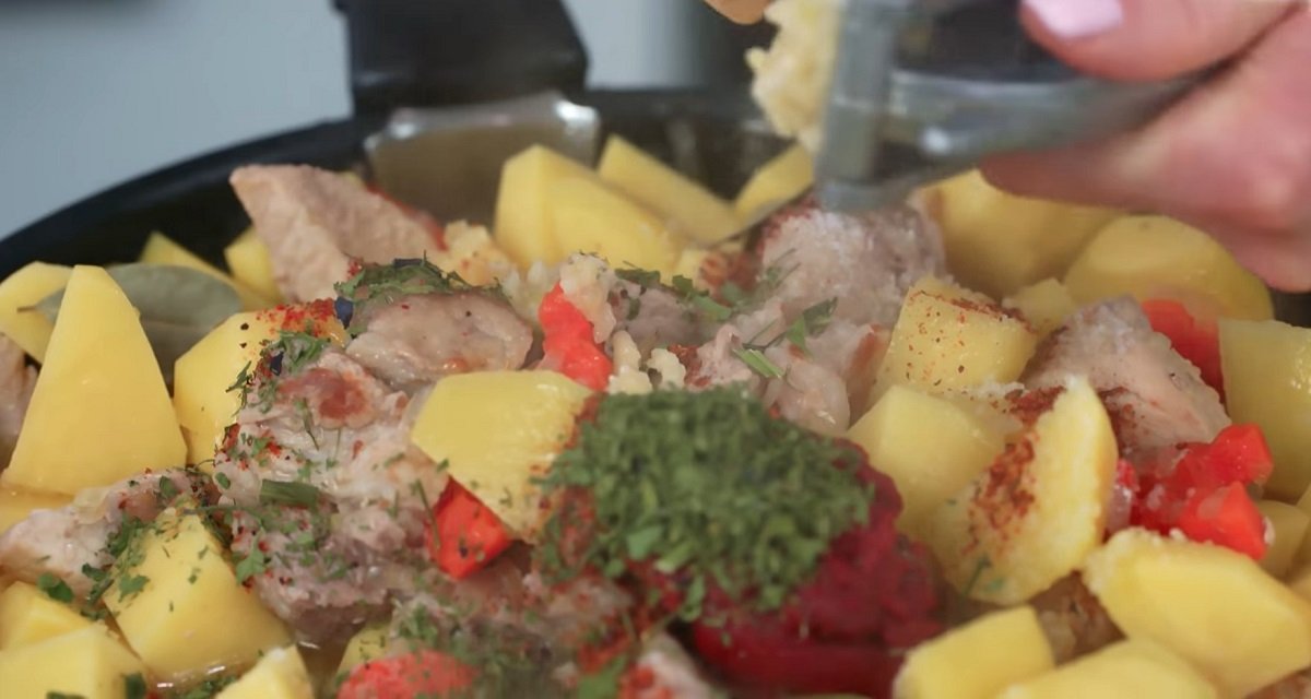 добавление томатной пасты, чеснока и специй