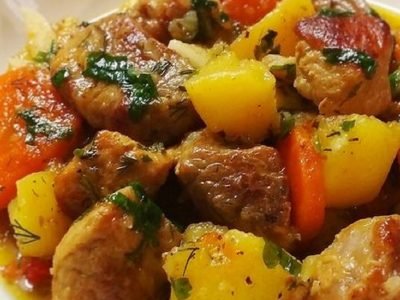 Сытное жаркое по-деревенски из свинины на сковороде