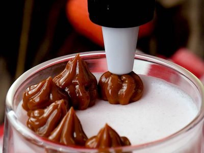 Двухслойное желе в стакане со сливками и клубникой