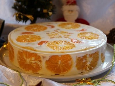 Желейный торт с фруктами и бисквитом