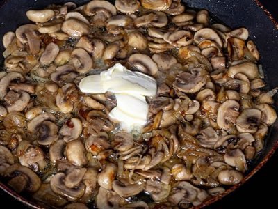 Грибной жюльен в кабачке